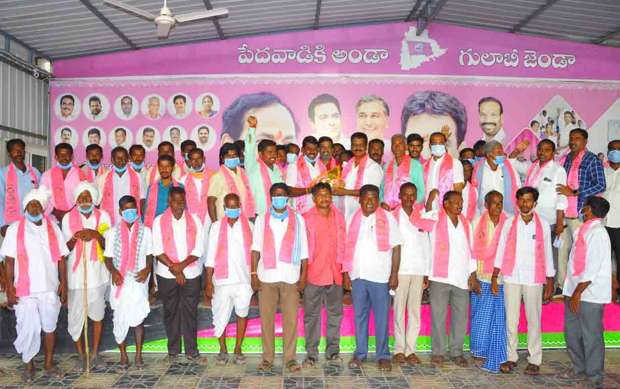 కాంగ్రెస్‌ను వీడి టీఆర్‌ఎస్‌లో చేరికలు