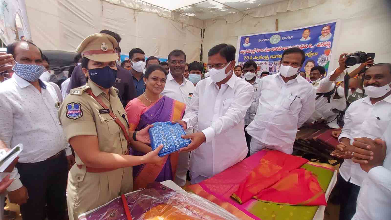 కలెక్టర్, ఎస్పీకి చీరెలు బహుమతిగా ఇచ్చిన మంత్రి.. మురిసిపోయిన అధికారులు