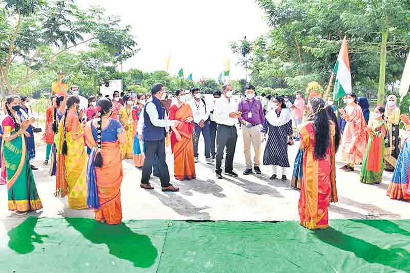 మోడల్‌ డిగ్రీ కళాశాలలో న్యాక్‌ బృందం