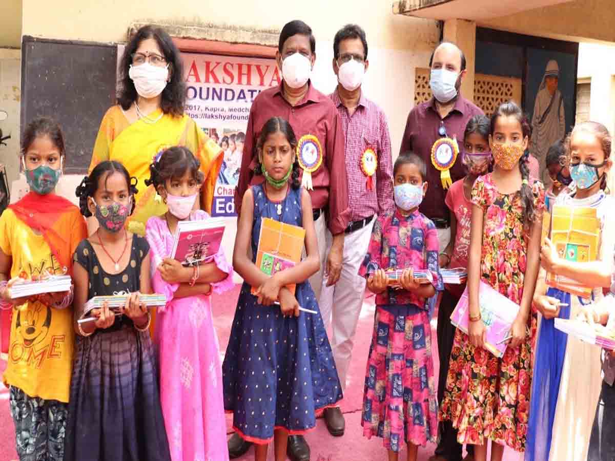 లక్ష్యా ఫౌండేషన్ ఆధ్వర్యంలో నోటు పుస్తకాల పంపిణి..