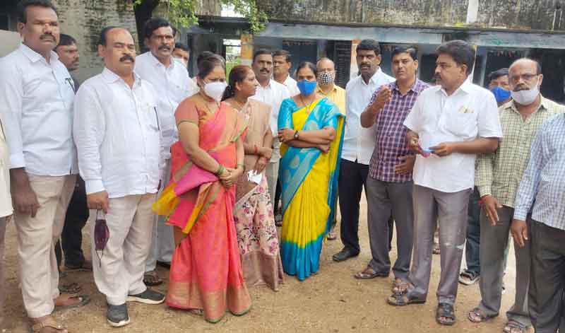 పండుగ వాతావరణంలో..విద్యాసంస్థలను పునఃప్రారంభించాలి