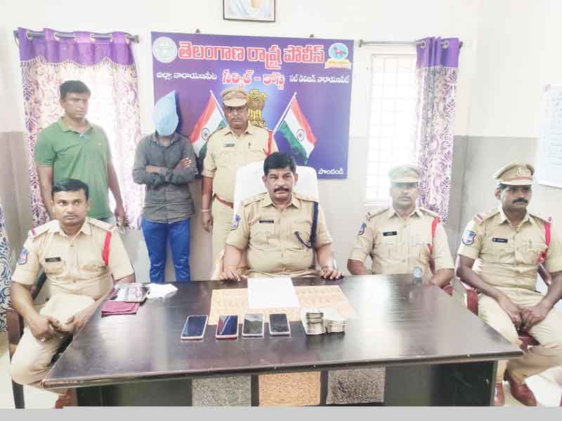 పోలీసులకు చిక్కిన దొంగ