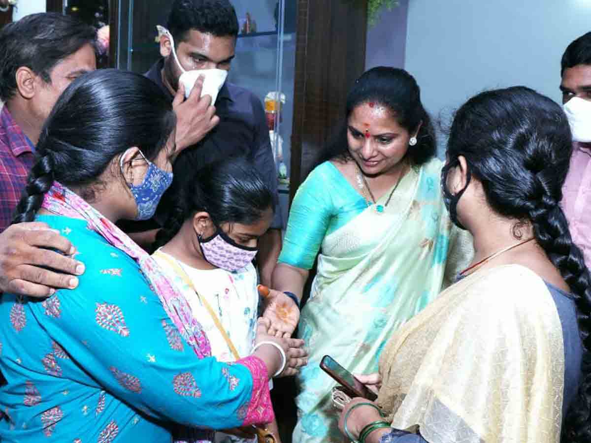 పేదింటి చెస్ క్రీడాకారులకు ఎమ్మెల్సీ కవిత ఆర్థిక సాయం