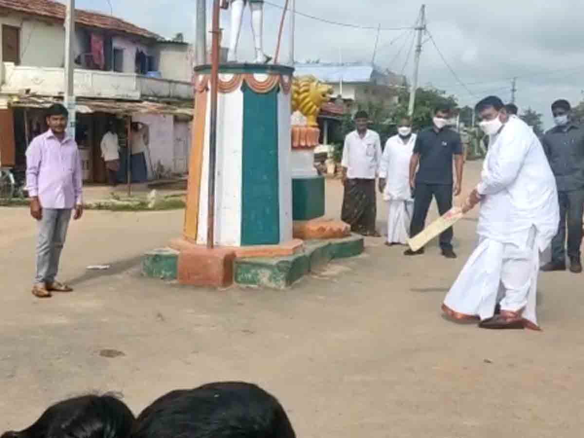 Cricket : పిల్లలతో కలిసి క్రికెట్ ఆడిన స్పీకర్ పోచారం శ్రీనివాస్ రెడ్డి