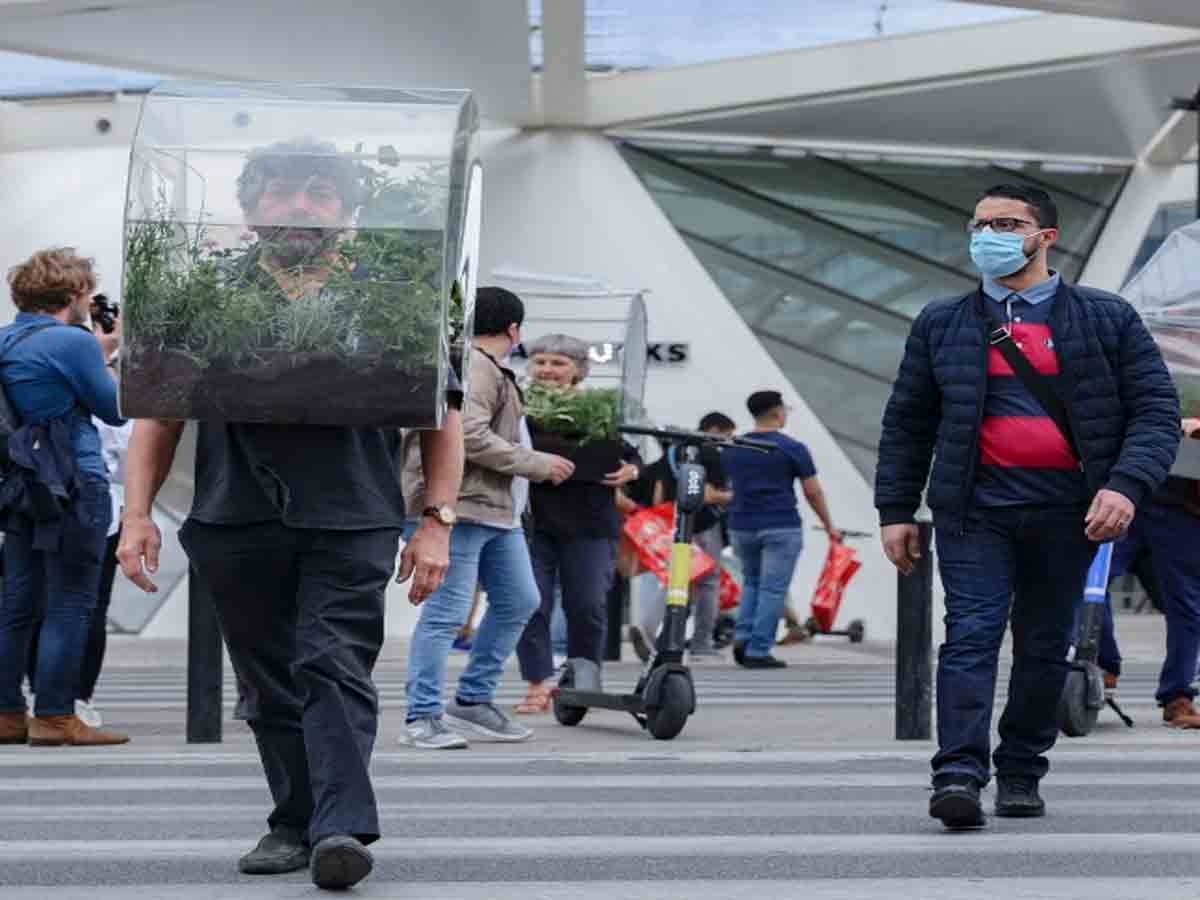 మాస్క్‌కు బదులు మొక్కల గాజు పెట్టే.. ఆకట్టుకుంటున్న బెల్జియన్ ఆర్టిస్ట్‌