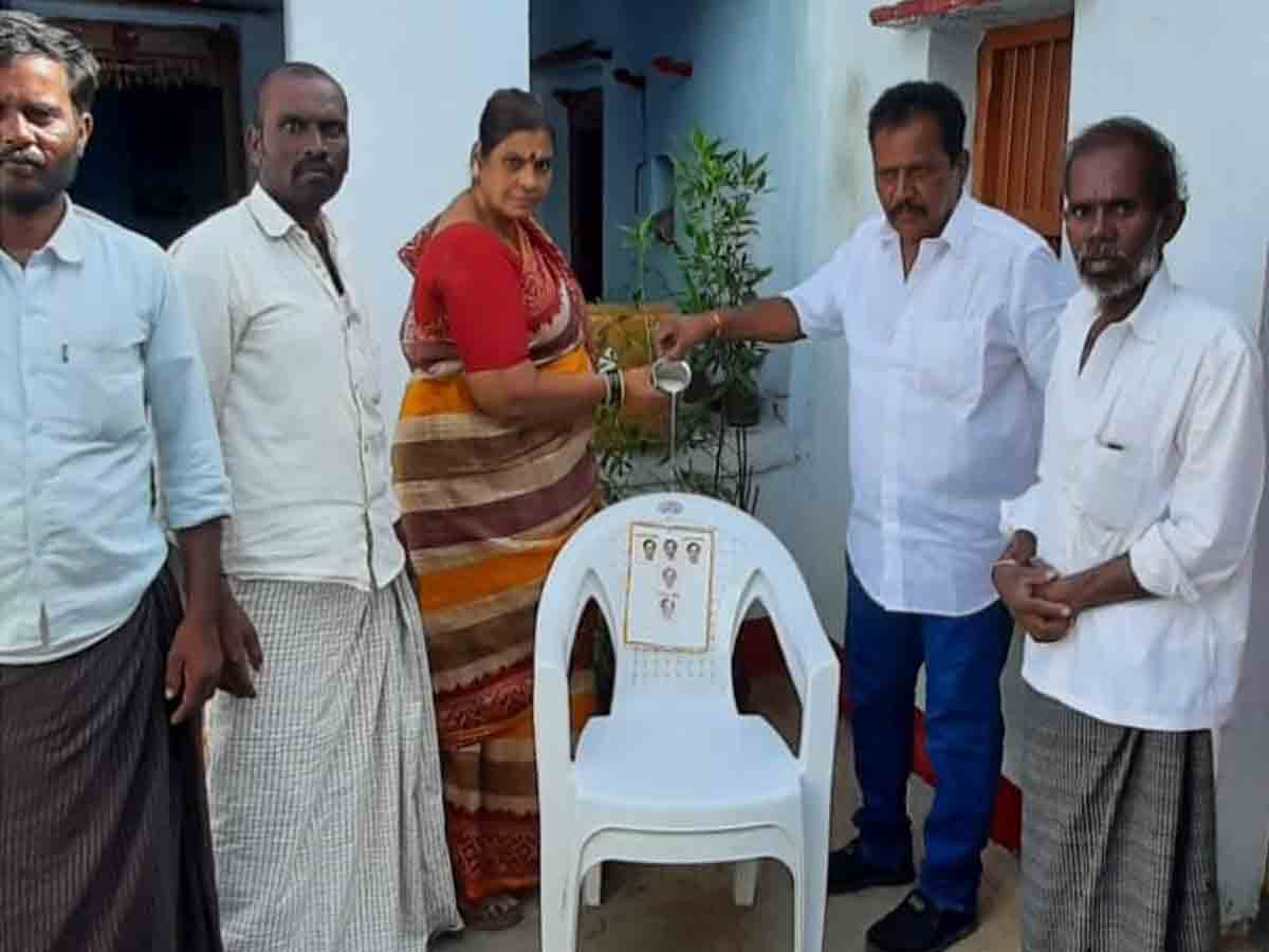 సీఎం కేసీఆర్ చిత్రపటానికి పాలాభిషేకం…