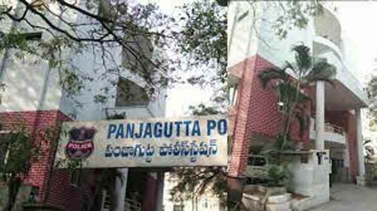 Hyderabad | పంజాగుట్టలో కారు బీభత్సం.. డ్రైవర్కు దేహశుద్ధి చేసిన స్థానికులు