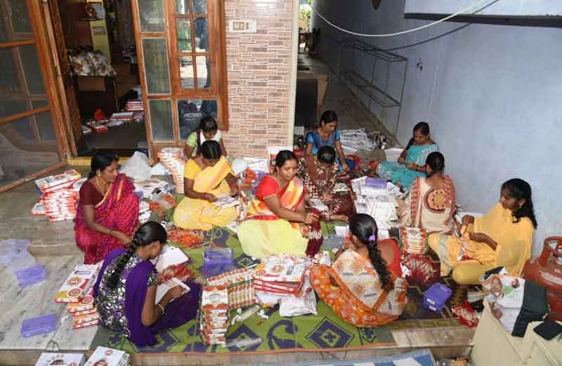 రాఖీ @ పెద్దపల్లి అందమైన రాఖీల తయారీ