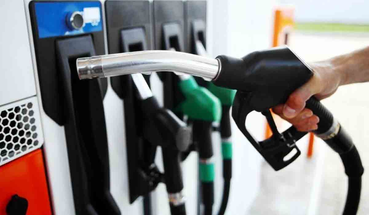స్వల్పంగా తగ్గిన పెట్రోల్‌, డీజిల్‌ ధరలు