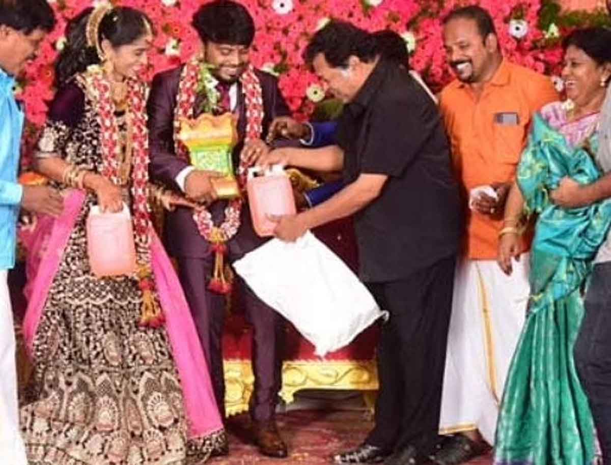 Viral Photo : నూత‌న వ‌ధూవ‌రుల‌కు 5 లీట‌ర్ల పెట్రోల్‌ను గిఫ్ట్‌గా ఇచ్చిన టాప్‌ క‌మెడియ‌న్‌