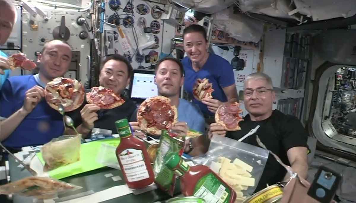 Astronauts Pizza Party : అంత‌రిక్షంలో పిజ్జా పార్టీ.. గాల్లో తేలుతున్న‌ పిజ్జాల‌ను తింటూ ఎంజాయ్ చేసిన వ్యోమ‌గాములు
