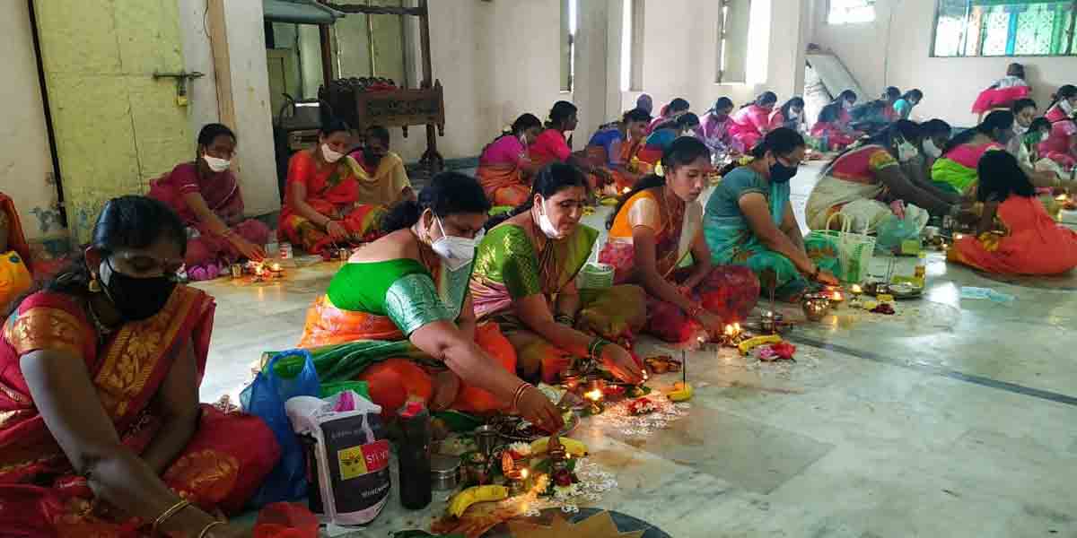 మహాలక్ష్మి దేవాలయానికి పోటెత్తిన భక్తులు