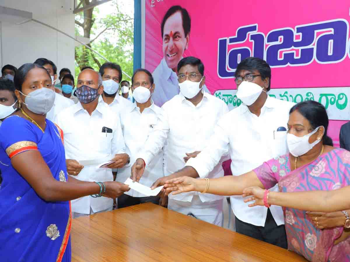 Khammam District |  కళ్యాణలక్ష్మీ చెక్కులు పంపిణీ చేసిన మంత్రి పువ్వాడ..