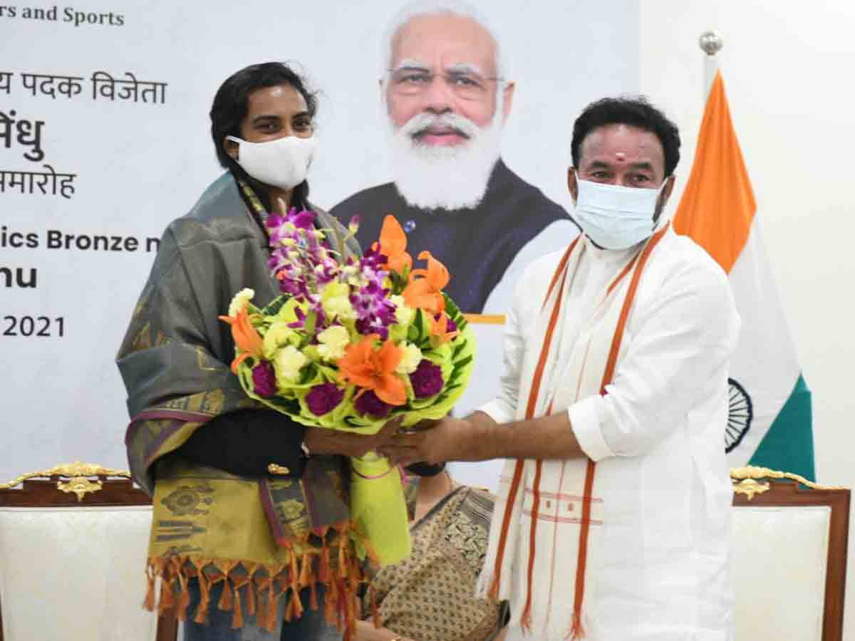 పీవీ సింధుని స‌న్మానించిన కేంద్ర‌మంత్రులు