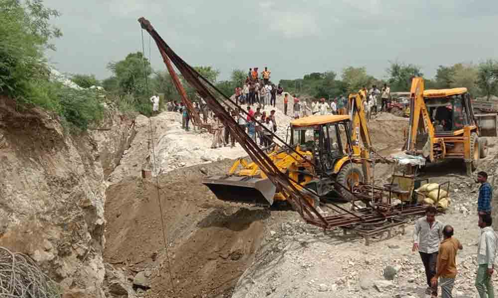 Stone Mine Collapses : క్వారీలో ఏడుగురు సజీవ సమాధి