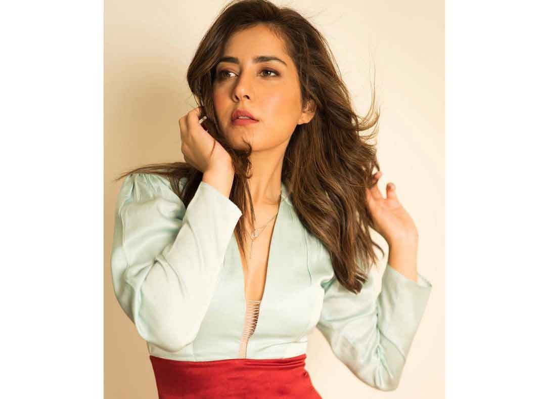 Rashi Khanna  | షూటింగ్‌లో కునుకు తీస్తూ ఊహల్లో విహారం