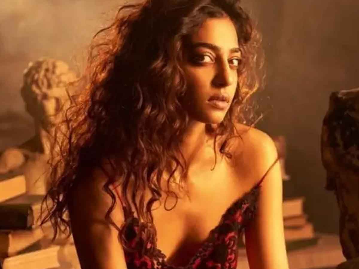 రాధికా ఆప్టేపై గుర్రుగా ఉన్న నెటిజ‌న్స్.. బాయ్‌కాట్ చేయాలంటూ డిమాండ్