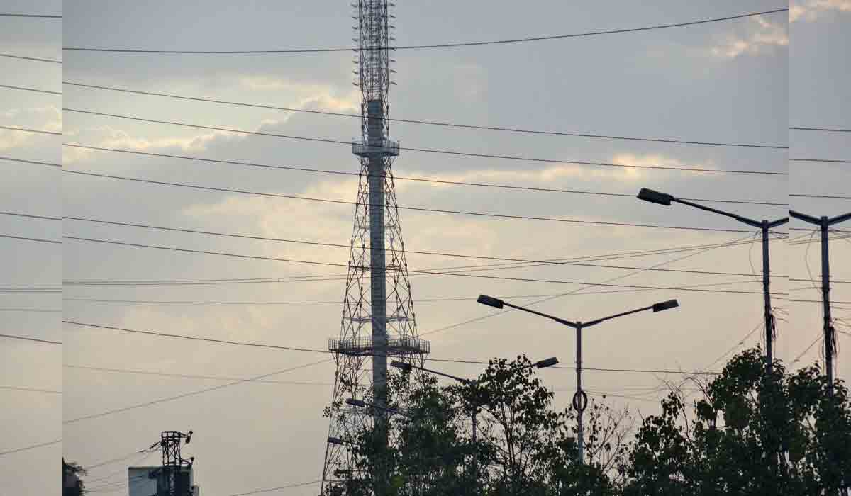 నా భూమి నాకు ఇప్పించండి.. చింతలకుంటలో రేడియో టవర్‌ ఎక్కిన వ్యక్తి