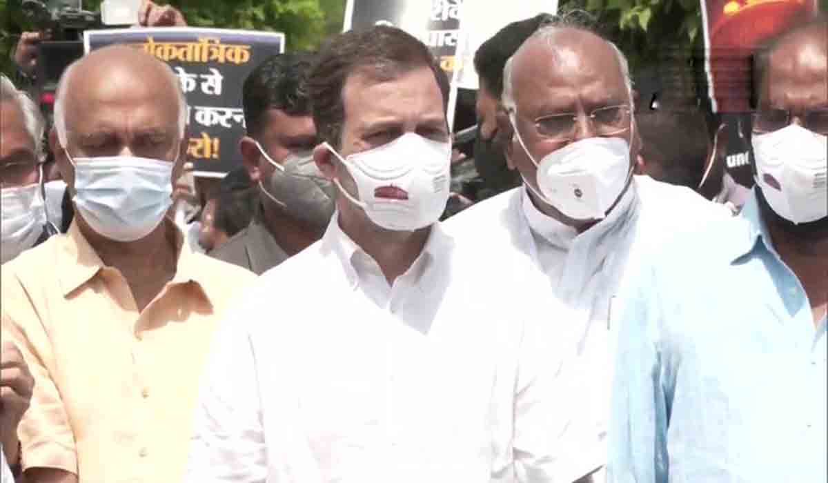 ఢిల్లీలో విప‌క్షాల ర్యాలీ.. ప్ర‌జాస్వామ్యాన్ని ఖూనీ చేశార‌న్న రాహుల్‌