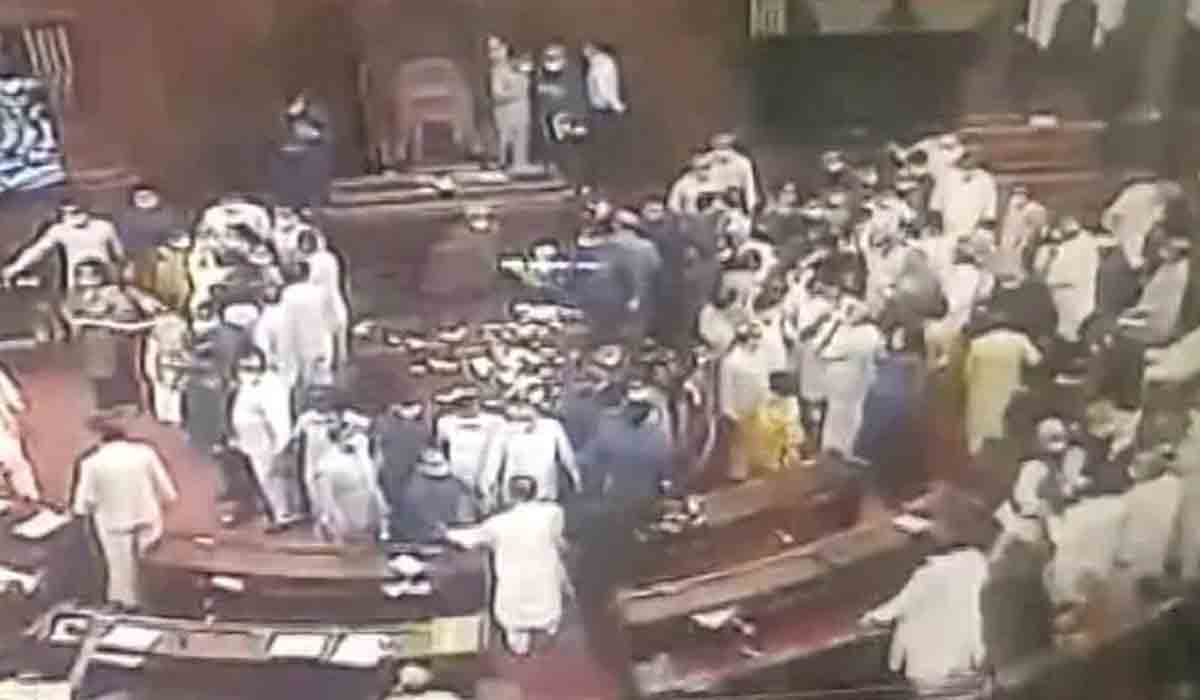 Rajya Sabha: దూసుకొచ్చిన ఎంపీలు.. అడ్డుకున్న మార్ష‌ల్స్‌..  రాజ్య‌స‌భ వీడియో రిలీజ్