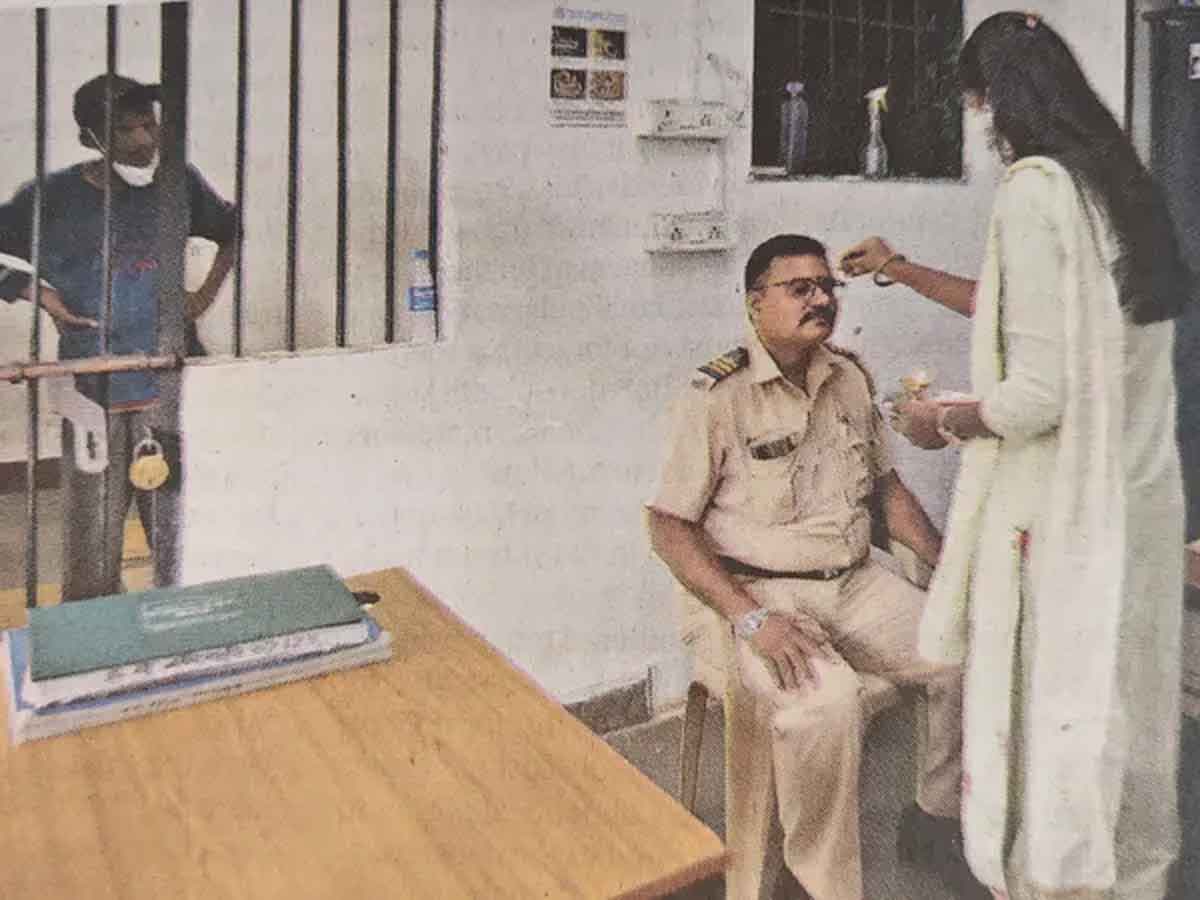 Viral Photo : పోలీస్‌కు మ‌హిళ రాఖీ క‌డుతుంటే.. లాక‌ప్‌లో ఉన్న వ్య‌క్తి ఏం చేశాడో చూడండి