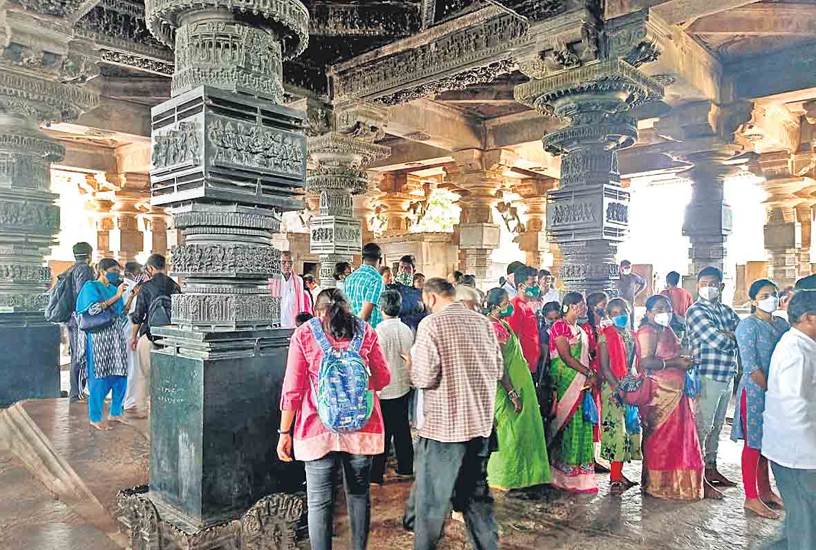 రామప్పకు పెరిగిన పర్యాటకుల తాకిడి