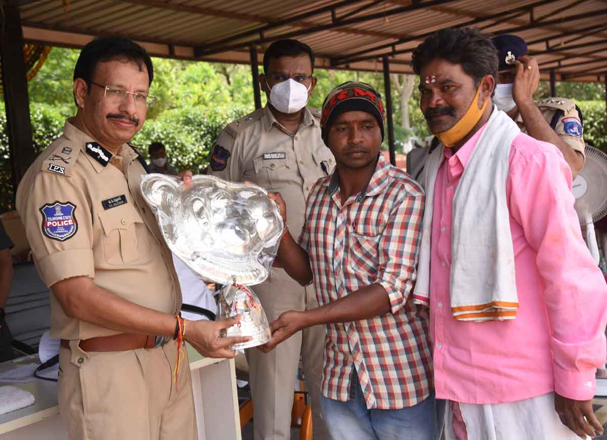 ఛేదించారు.. తెచ్చి ఇచ్చారు