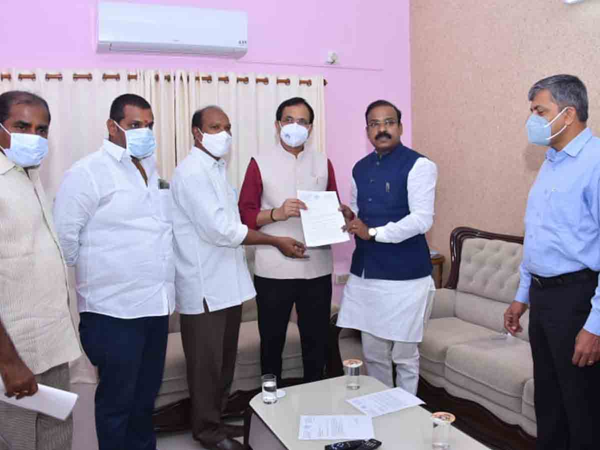 ఆర్‌ఎఫ్‌సీలో స్థానికులకే ఉద్యోగాలు కల్పించాలి : ఎంపీ వెంకటేష్‌ నేత