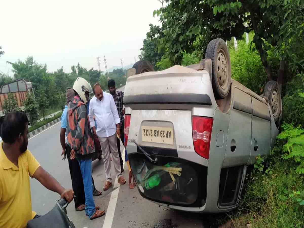 Road accident | తృటిలో తప్పిన ఘోర రోడ్డు ప్రమాదం…