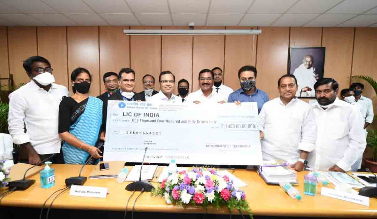 రైతు బీమా.. ఎల్ఐసీకి రూ.1450 కోట్లు అంద‌జేత‌