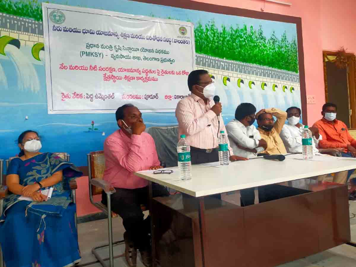 రైతులు శాస్త్రీయ పద్దతులనే అనుసరించాలి : జిల్లా వ్యవసాయాధికారి గోపాల్