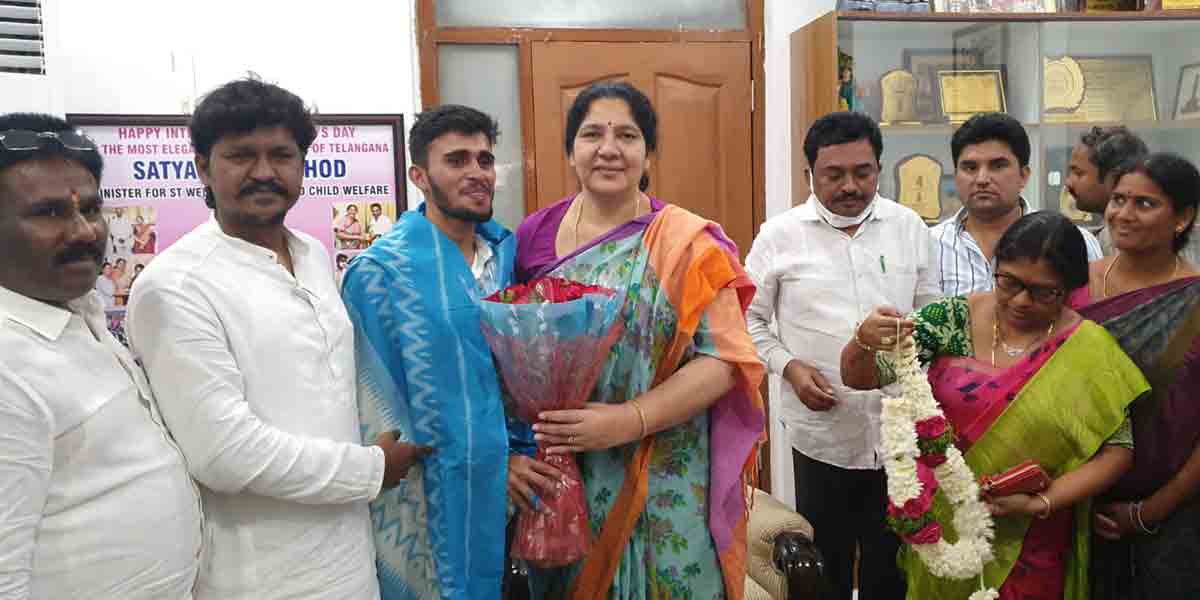 యశ్వంత్ను సన్మానించిన మంత్రి సత్యవతి రాథోడ్