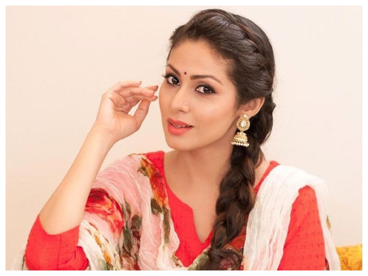 Sadha : పంజాబీ డ్రెస్‌లో సదా లేటెస్ట్ పిక్స్..