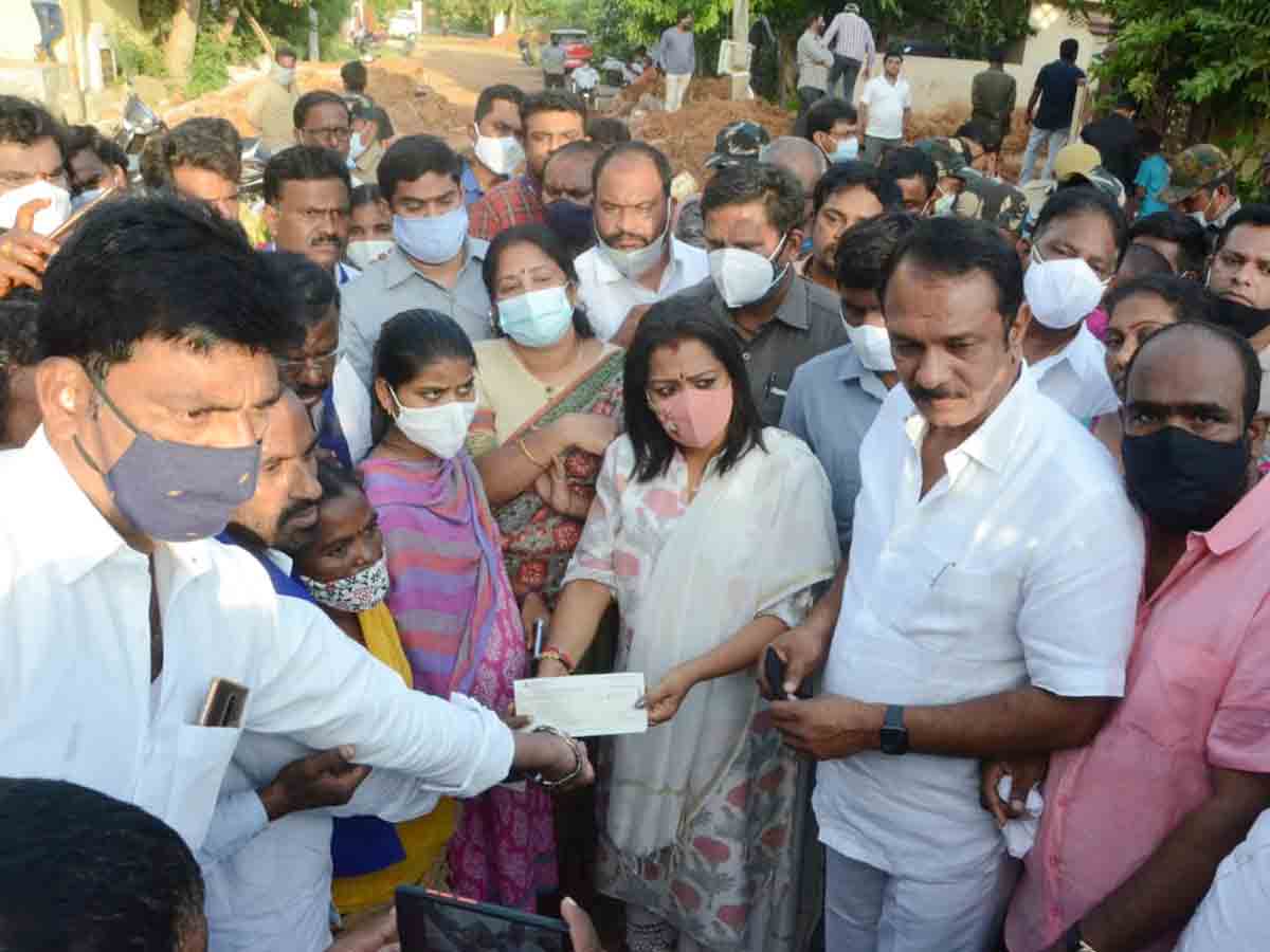 మ్యాన్‌హోల్‌ ఘటనలో మృతుల కుటుంబాలకు పరిహారం