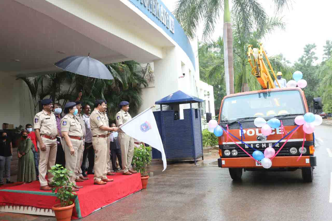 షీ షటిల్‌ బస్సును ప్రారంభించిన సీపీ సజ్జనార్‌