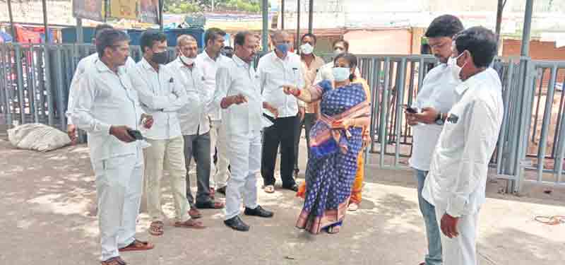 మల్లన్న క్షేత్రంలో పర్యటించిన అధికారులు