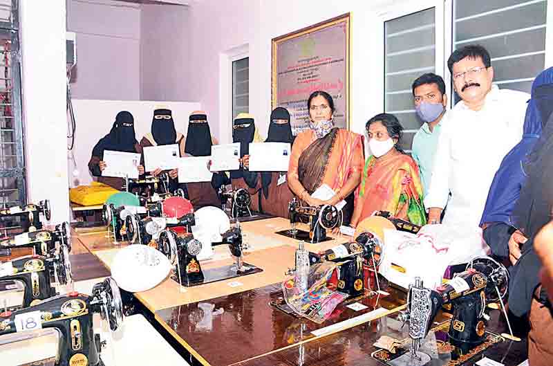 ఇంట్లోనే ఉపాధి కల్పనకు కృషి