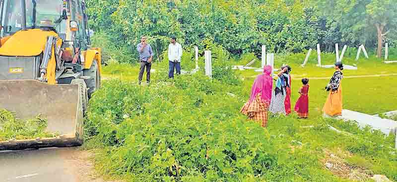 ప్రభుత్వ భూమిపై ప్రైవేట్‌ వ్వక్తుల పెత్తనం