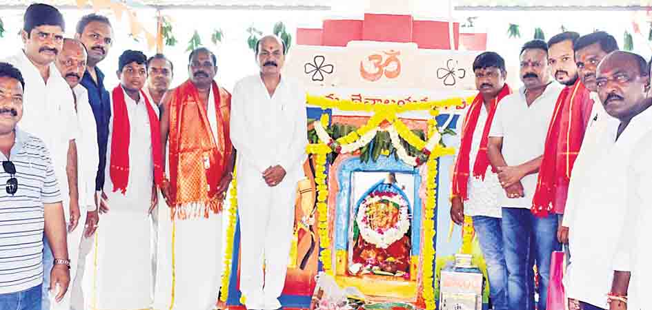 ఘనంగా జంట నాగుల విగ్రహ ప్రతిష్ఠాపన