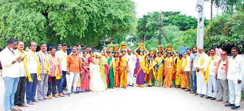 కన్నుల పండువగా రేణుకా ఎల్లమ్మ బోనాలు