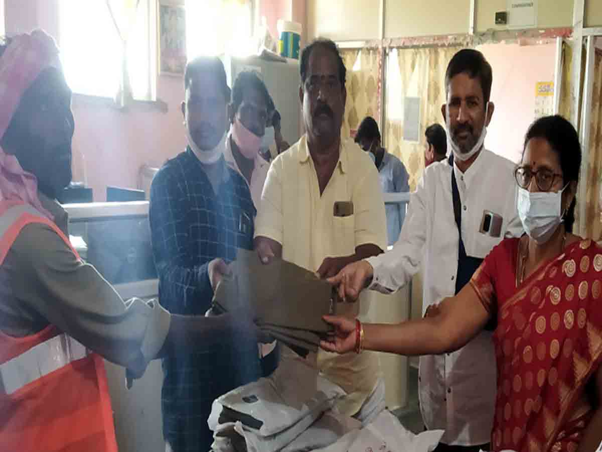 మున్సిపల్ కార్మికులకు యూనిఫాంల పంపిణీ..