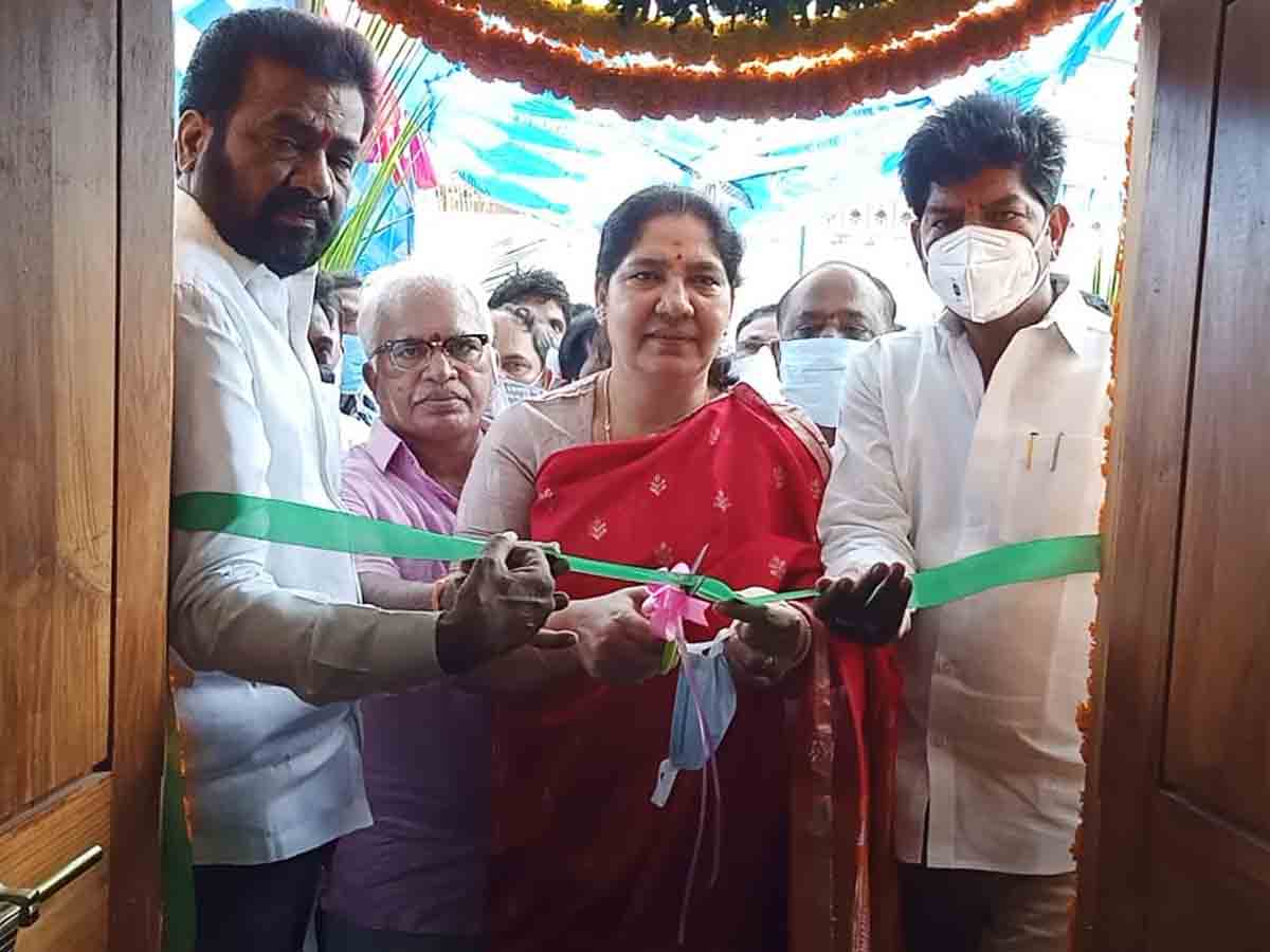 ‘డీసీసీబీ’ బ్రాంచ్ను ప్రారంభించిన మంత్రి సత్యవతి