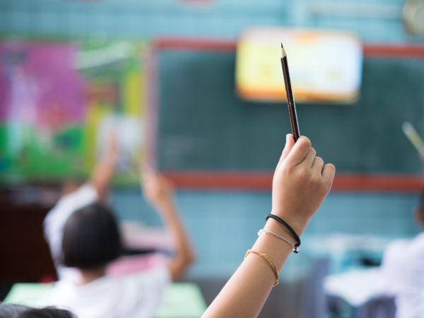 స్కూళ్ల‌లో కొన‌సాగ‌నున్న వ్యాక్సినేష‌న్‌, రేష‌న్ పంపిణీ : కేజ్రీవాల్‌