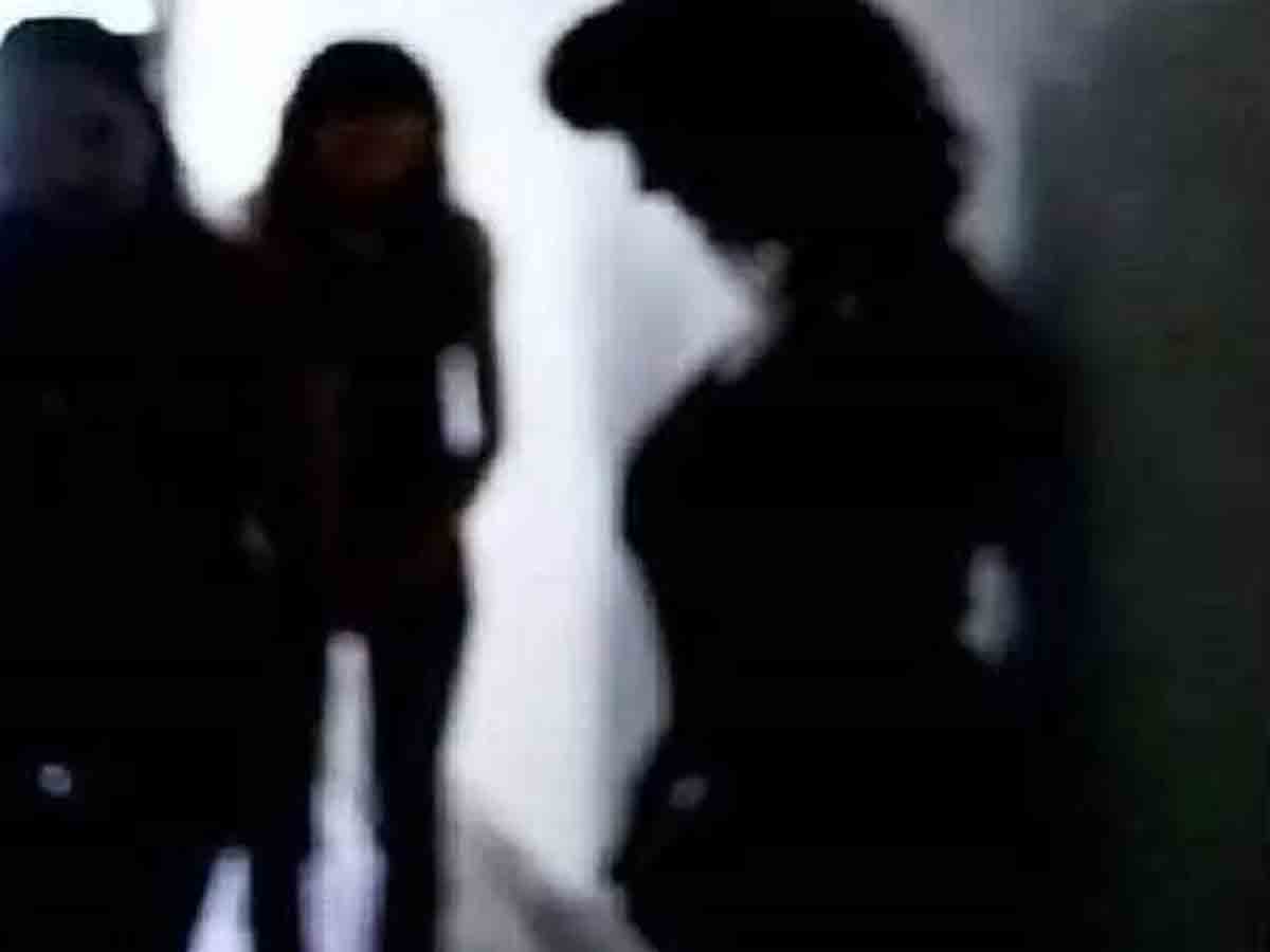 సెక్స్ రాకెట్ న‌డుపుతున్న మోడ‌ల్‌ని అరెస్ట్ చేసిన పోలీసులు