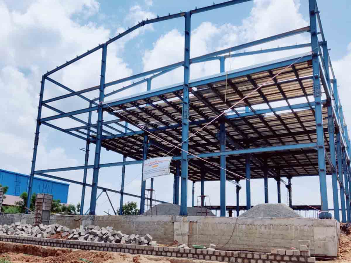 అనుమతిలేని నిర్మాణాలు, షెడ్లు సీజ్ చేసిన అధికారులు