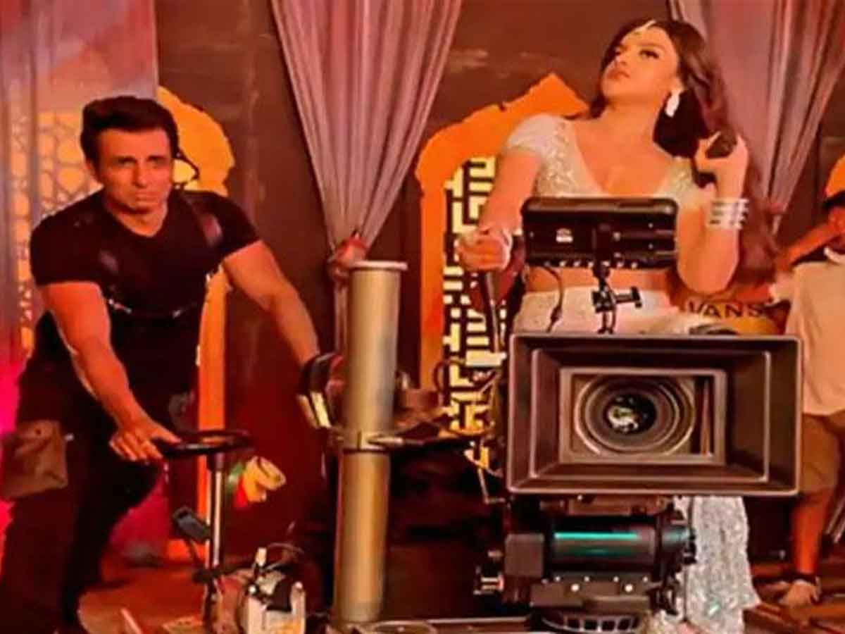 ట్రాలీ లాగుతూ ఏడ్చేసిన సోనూసూద్.. వీడియో