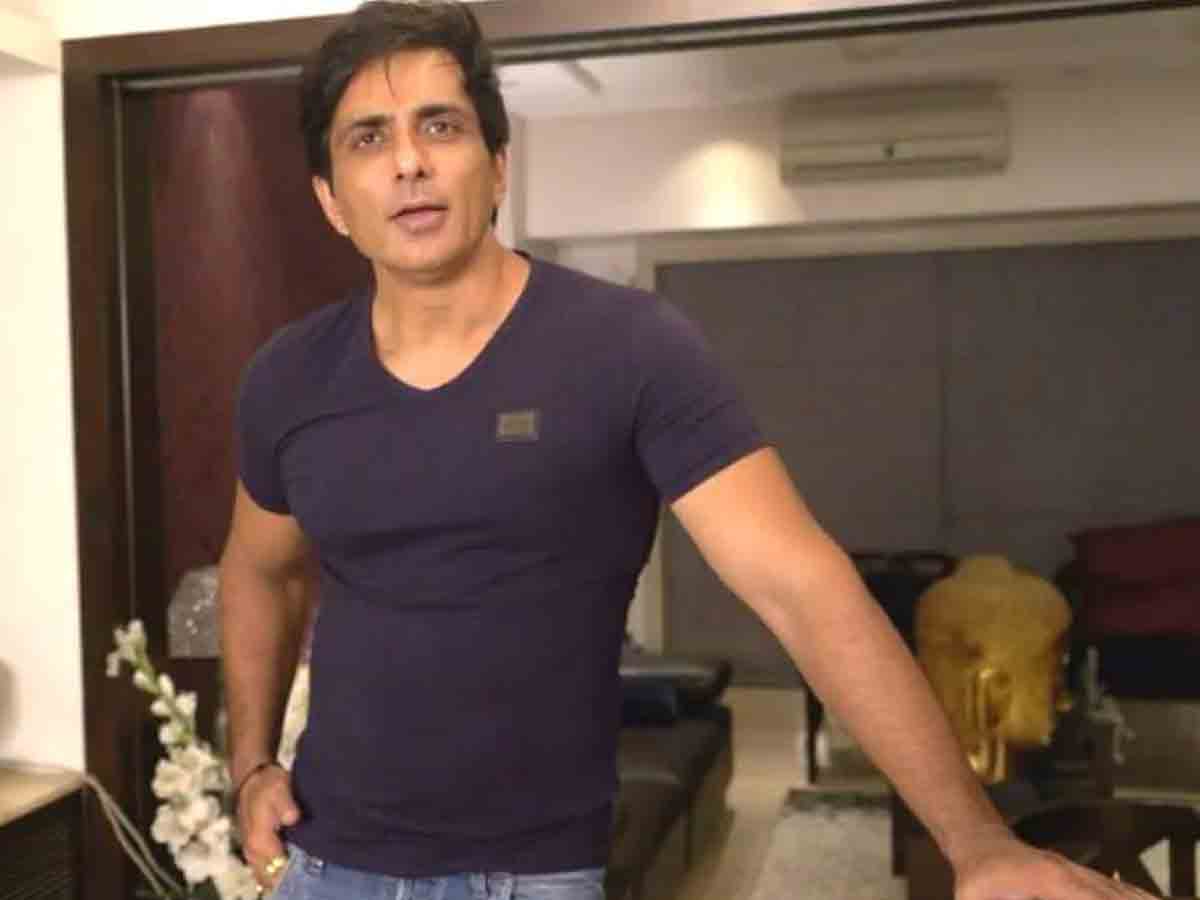 Sonu sood: చిరు వ్యాపారుల‌కు స‌పోర్ట్.. మొక్క‌జొన్న పొత్తులు కాల్చిన సోనూసూద్