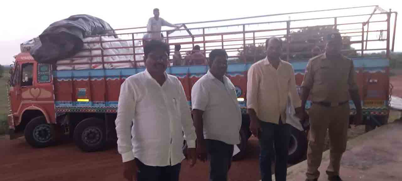 మూడు వందల క్వింటాళ్ల రేషన్‌ బియ్యం పట్టివేత