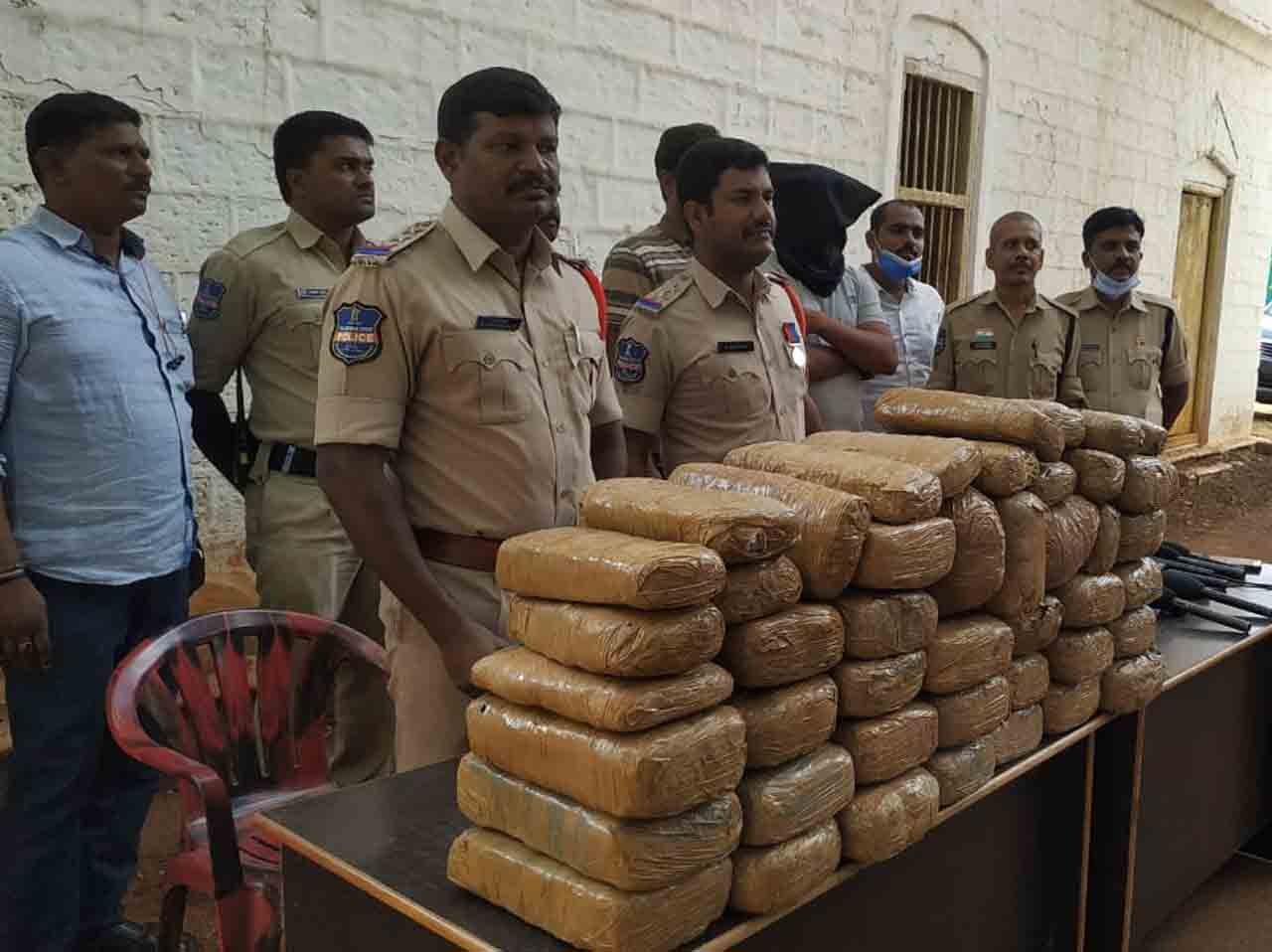 జహీరాబాద్లో 74 కిలోల గంజాయి పట్టివేత
