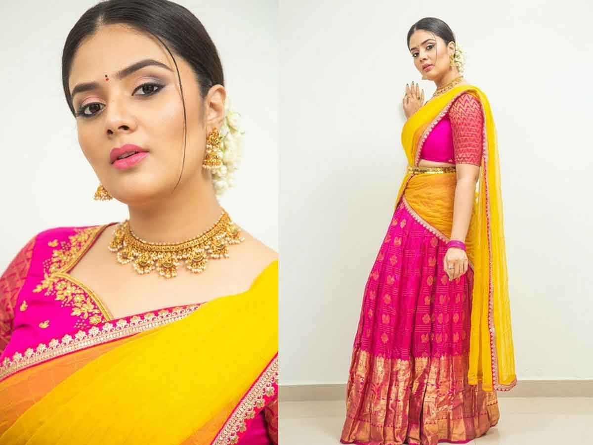 Sreemukhi :ఎల్లో ఔట్‌ఫిట్‌లో మెస్మరైజింగ్ లుక్‌తో క‌నిపిస్తున్న  శ్రీముఖి-Namasthe Telangana